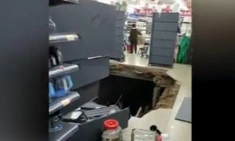 Κίνα: Πελάτες σούπερ μάρκετ έχασαν τη γη κάτω από τα πόδια τους